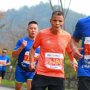 たばこを吸いながらフルマラソンを完走した中国人男性 タイムは3時間28分