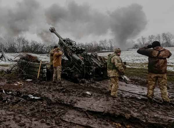 この戦争は「ウクライナ軍対ロシア軍の戦い」だろうか（ウクライナ東部ドネツク州の前線で砲撃するウクライナ兵）／（Ｃ）ロイター＝共同