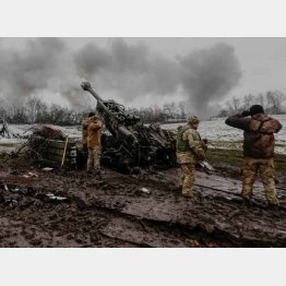 この戦争は「ウクライナ軍対ロシア軍の戦い」だろうか（ウクライナ東部ドネツク州の前線で砲撃するウクライナ兵）／（Ｃ）ロイター＝共同