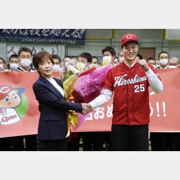 広島1位指名を受け、母の明美さん（左）と笑顔の斉藤優汰投手（Ｃ）共同通信社