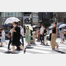 真夏でも着用を守る日本人（Ｃ）日刊ゲンダイ