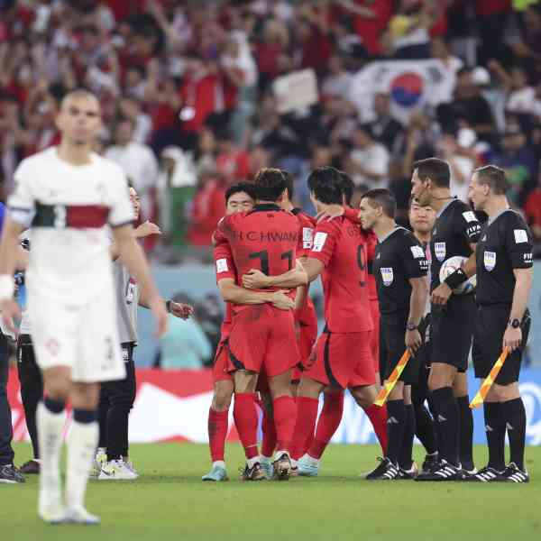 ポルトガル戦に勝利し喜び合う韓国代表選手たち（Ｃ）新華社／共同通信イメージズ