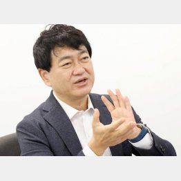 熱く語る角井社長（Ｃ）日刊ゲンダイ