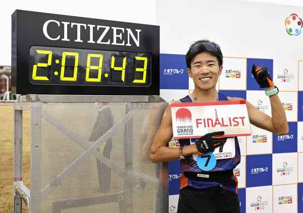 福岡国際マラソンで日本勢トップの７位となりポーズをとる秋山清仁（Ｃ）共同通信社