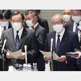岸田首相は防衛費5年約43兆円と指示、取材に応じる浜田靖一防衛相（左）と鈴木俊一財務相（Ｃ）共同通信社