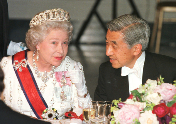 エリザベス女王と上皇さま（1998年）／（Ｃ）共同通信社