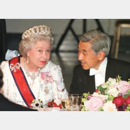 エリザベス女王と上皇さま（1998年）／（Ｃ）共同通信社