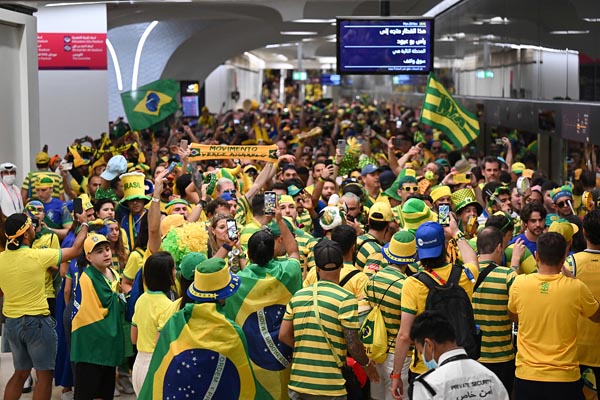試合前に地下鉄の駅のホームで気勢を上げるブラジルサポーター（Ｃ）ＤＰＡ／共同通信イメージズ