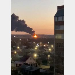 ロシア南西部クルスク州、ドローン攻撃で炎上する石油貯蔵施設（Ｃ）ロイター