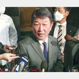 「次は私の番」か（記者団に囲まれ質問に応じる自民党の茂木敏充幹事長）／（Ｃ）共同通信社