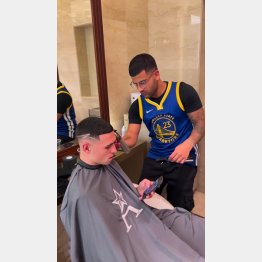 イングランド代表に同行しカタールで選手のヘアカットをする理容師アハメド・アルサナウィさん（インスタグラムから）