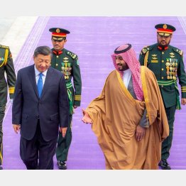 中国の習近平国家主席（左）を歓迎するサウジアラビアのムハンマド皇太子（Ｃ）ロイター／ Bandar Algaloud／Courtesy of Saudi Royal Court