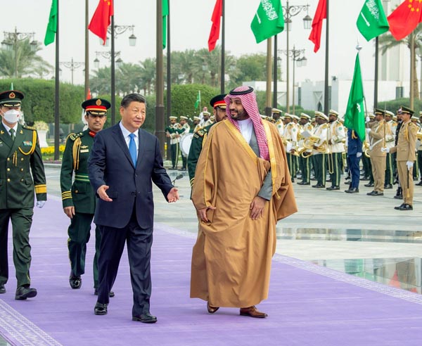 習氏はサウジを訪問（右はムハンマド皇太子）　（Ｃ）ロイター／Saudi Press Agency