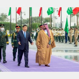習氏はサウジを訪問（右はムハンマド皇太子）　（Ｃ）ロイター／Saudi Press Agency