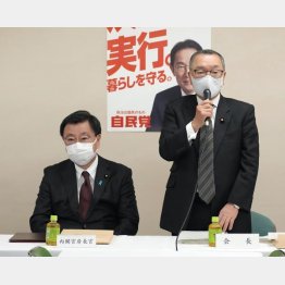 増税批判かわすために、増税除外対象を拡大か（自民党の宮沢洋一税調会長と松野博一官房長官、15日）（Ｃ）共同通信社