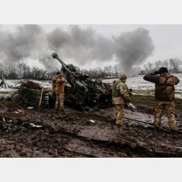 ウクライナ東部ドネツク州の前線で砲撃するウクライナ兵（Ｃ）ロイター