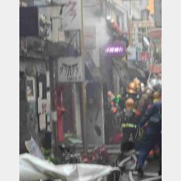 火事で騒然とする新宿ゴールデン街（17日午後二時過ぎ）／（Ｃ）日刊ゲンダイ