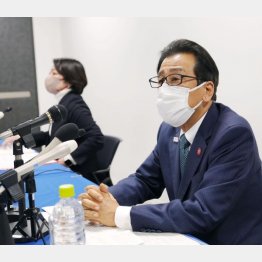 記者会見する札幌市の秋元克広市長。左はJOCの籾井圭子常務理事（Ｃ）共同通信社