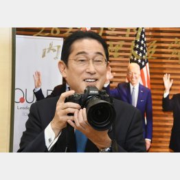 また増税を言い出すのか（「2022年報道写真展」を訪れた岸田首相）／（Ｃ）日刊ゲンダイ