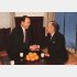 笑顔で向き合う岸信介元首相と文鮮明氏（「統一教会四十年史」から、複写）