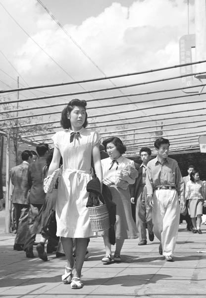 終戦で、もんぺ姿や更正服が中心だった女性も、流行スタイルでさっそうと街を歩くように（1949年、東京）／（Ｃ）共同通信社