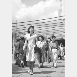 終戦で、もんぺ姿や更正服が中心だった女性も、流行スタイルでさっそうと街を歩くように（1949年、東京）／（Ｃ）共同通信社