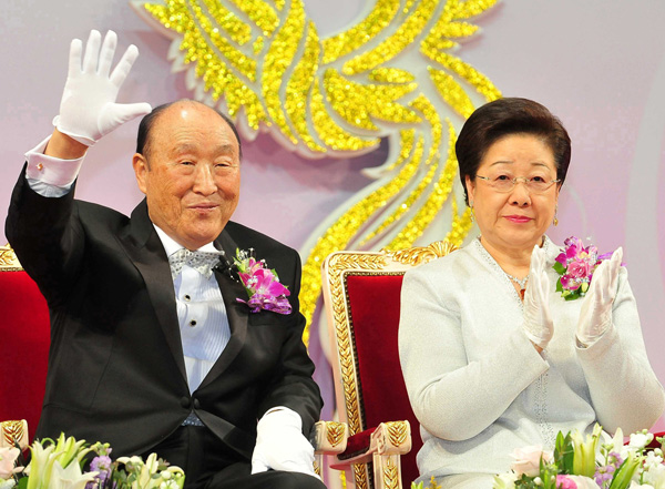 すべては教祖夫妻のもとへ（文鮮明教祖と韓鶴子総裁）　（Ｃ）Yonhap News Agency／共同通信イメージズ