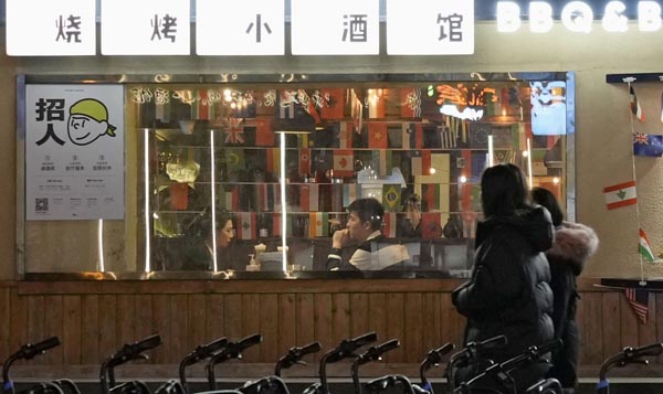 中国の「北京への移動規制緩和」で店内飲食を再開した北京市内の店（Ｃ）共同通信社