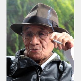 死ぬまでタバコをやめなかった矢崎泰久（2022年12月30日死去、享年89歳）／（Ｃ）日刊ゲンダイ