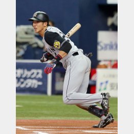 2016年、オープン戦オリックス対阪神で2塁打を放つ横田さん（Ｃ）日刊ゲンダイ