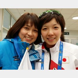 2014年ソチ五輪で撮った小平奈緒（右）と筆者のツーショット（岡崎朋美氏提供）
