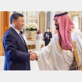 サウジアラビアを訪問しムハンマド皇太子（右）と会談、握手する中国の習近平国家主席（Ｃ）ロイター／Saudi Press Agency