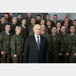 若者の軍兵士らを背景に、国民向けの新年演説をするロシアのプーチン大統領（Ｃ）ロイター／Sputnik／Kremlin