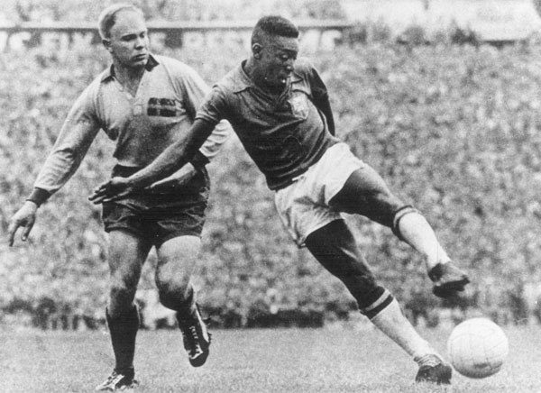 1958年W杯スウェーデン大会決勝のスウェーデン戦で、シュートを放つブラジルのペレさん（右）／（Ｃ）ゲッティ＝共同