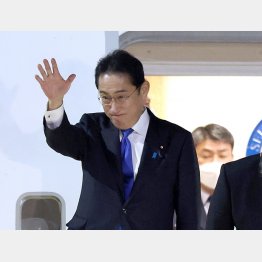 やたらに「G7議長」を強調（羽田空港を出発する岸田首相）（Ｃ）日刊ゲンダイ