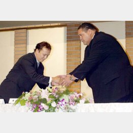 曙（右）のK-1参戦発表会見（2003年）／（Ｃ）日刊ゲンダイ