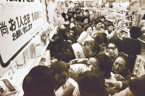 スーパーのトイレットペーパー売り場に殺到する主婦ら＝1973年（Ｃ）山陽新聞／共同通信イメージズ