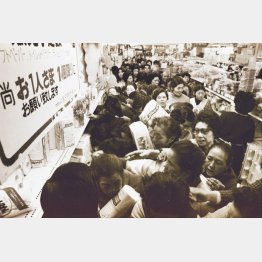 スーパーのトイレットペーパー売り場に殺到する主婦ら＝1973年（Ｃ）山陽新聞／共同通信イメージズ