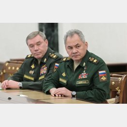 開戦以降、総司令官交代は少なくとも3人目（右から、ショイグ国防相とゲラシモフ参謀総長）　（Ｃ）ロイター／Sputnik／Kremlin