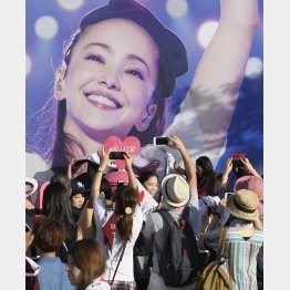 キャラバントラックに施された安室奈美恵さんのラッピングを写真に収めるファン（2018年）／（Ｃ）共同通信社.jpg