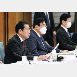新しい資本主義実現会議の会合であいさつする岸田首相（左）／（Ｃ）共同通信社