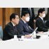 新しい資本主義実現会議の会合であいさつする岸田首相（左）／（Ｃ）共同通信社