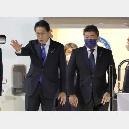 欧米歴訪出発時、岸田首相の右に立つ木原誠二官房副長官（Ｃ）日刊ゲンダイ