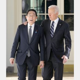 大ハシャギ（日米首脳会談に向かう岸田首相とバイデン米大統領）／（Ｃ）共同通信社