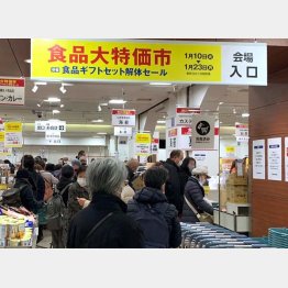人でごった返す松坂屋上野店の「食品ギフトセット解体セール」／（Ｃ）日刊ゲンダイ