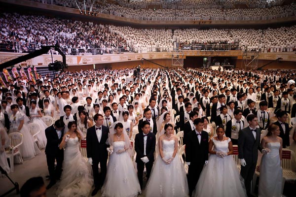 旧統一教会の合同結婚式（Ｃ）ロイター