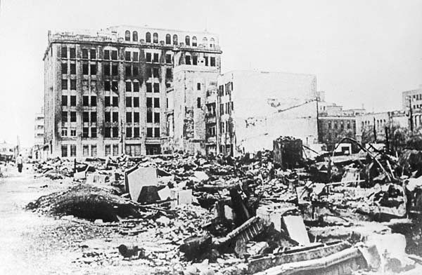 米機の爆撃を受けた東京＝1945年10月3日（Ｃ）Sputnik／共同通信イメージズ