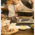 鍋料理を配る役を拝命（Ｃ）PIXTA
