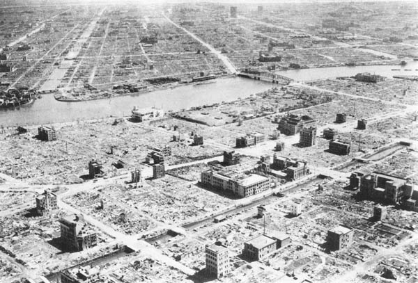 空襲で焼け野原になった東京（1945年）／（Ｃ）共同通信社