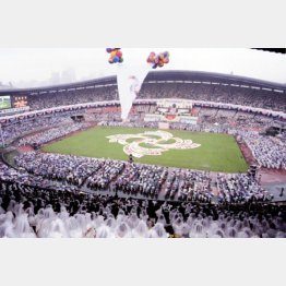 統一教会の合同結婚式に参加した約3万6千組のカップルで埋まった会場のソウルのオリンピックスタジアム（1995年）／（Ｃ）共同通信社.jpg